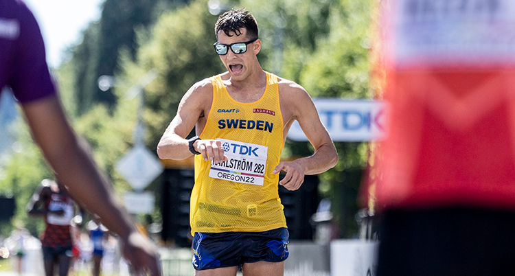 En gångare i svenska landslagströjan.