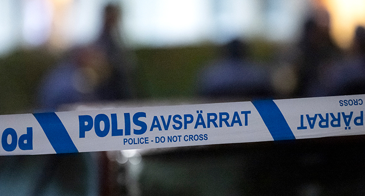 Polisavspärrning med blått och vitt plastband.