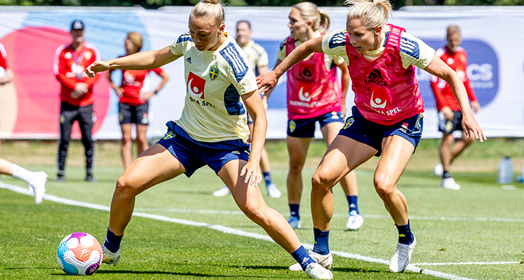 Två fotbollsdamer under träning.