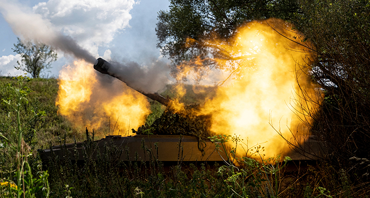 En stridsvagn som skjuter.
