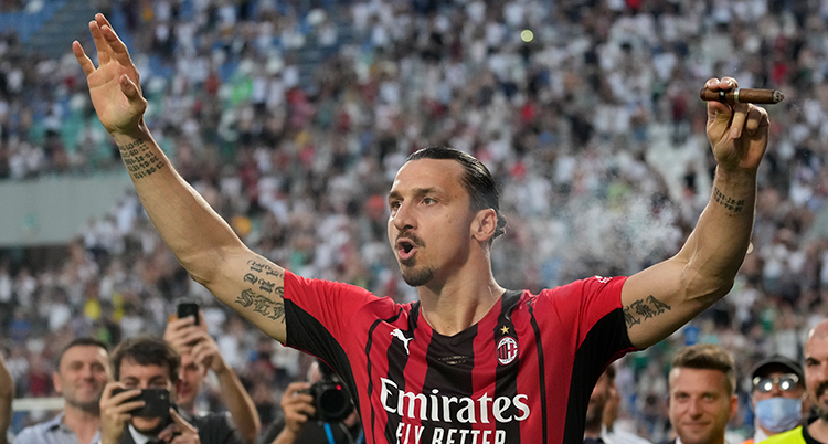 Zlatan Ibrahimovitc i Milans tröja och en cigarr i handen.