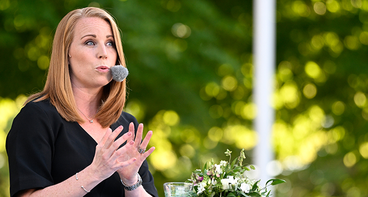 Annie Lööf talar.