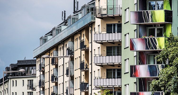 Fasader på flera våningshus med lägenheter.