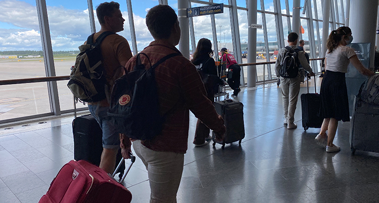 människor går i en flygplanslounge.