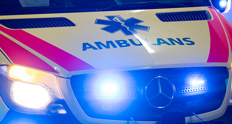 Framsidan på en ambulans. Lamporna lyser in i kameran.