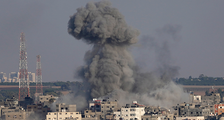 Mörk rök stiger från en byggnad i Gaza.