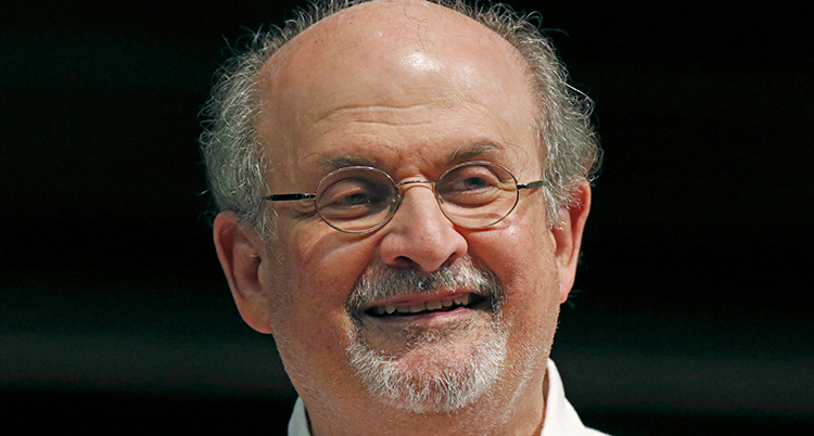 Närbild på författaren Salman Rushdie. Han har glasögon, skägg och inte så mycket hår.
