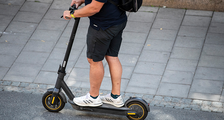 En person åker elsparkcykel.