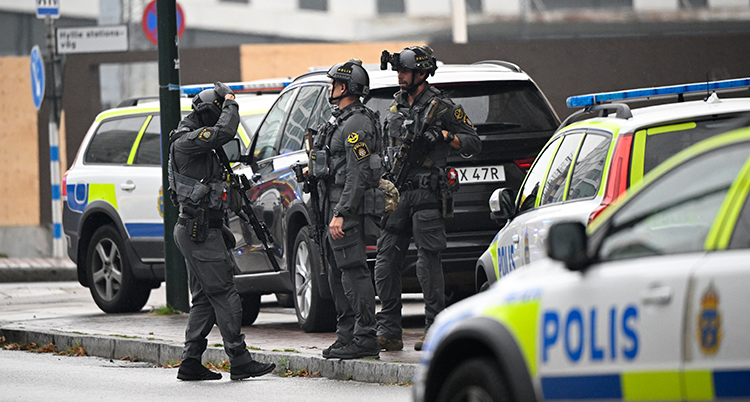 Poliser med kraftig utrustning utanför gallerian.