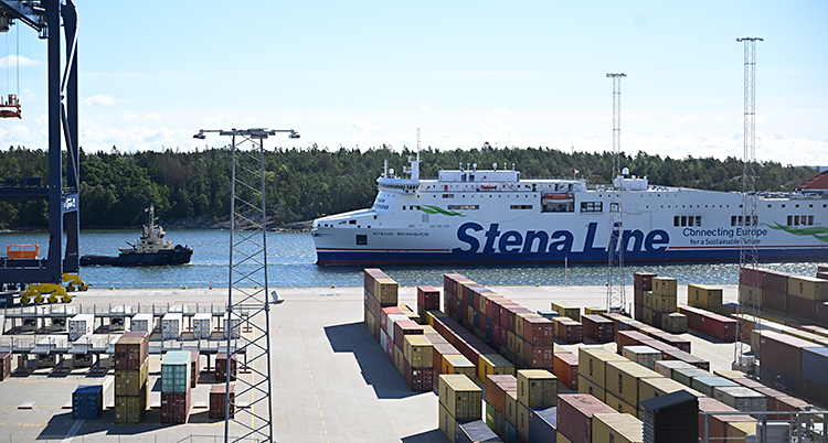 En stor båt är på väg in i en hamn.