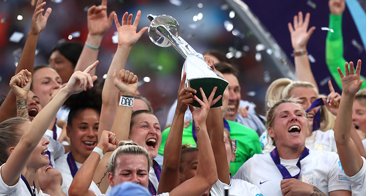 Glada engelska fotbollsdamer efter segern i EM-finalen.