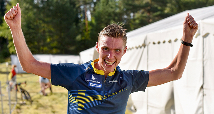 En glad herre som vunnit EM-guld i orientering.