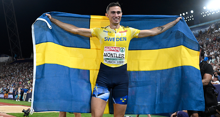 Man med en svensk flagga.