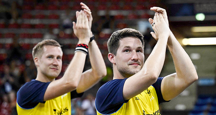 Två bordtennisspelare tackar publiken.