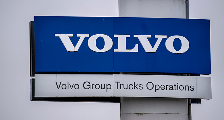 En skylt som det står Volvo på.
