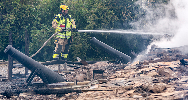 En brandman sprutar vatten.