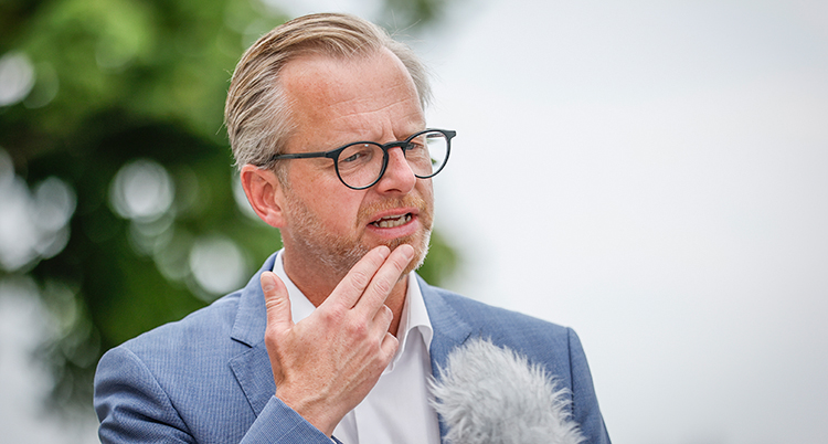 Damberg tittar nedåt och håller handen på hakan.