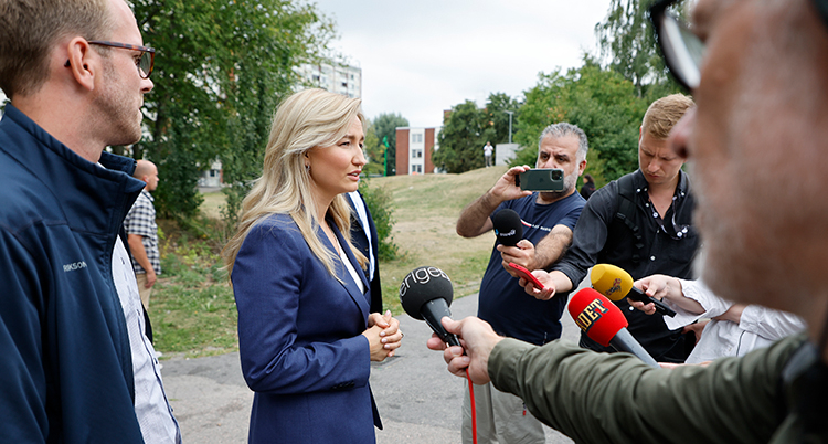 Busch pratar i mikrofoner.
