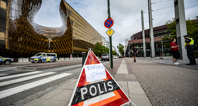 en polisskylt utanför gallerian.