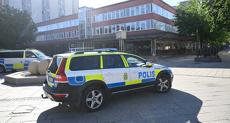 En poliubil på ett torg.