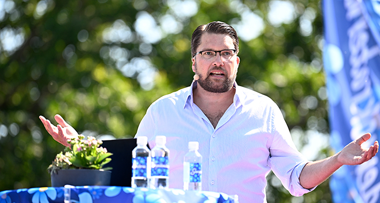 Åkesson mitt i ett tal.
