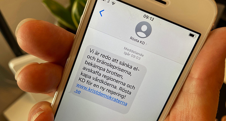 En mobil där meddelandet syns.