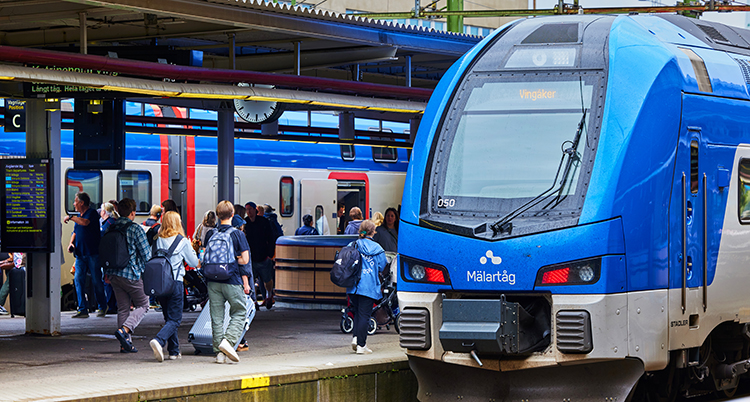 Ett tåg står vid en station.