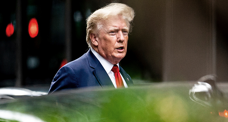 Trump är utomhus och tittar bort från kameran.
