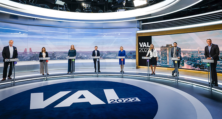 alla partiledare uppradade i en halvcirkel inför en partiledardebatt i tv.