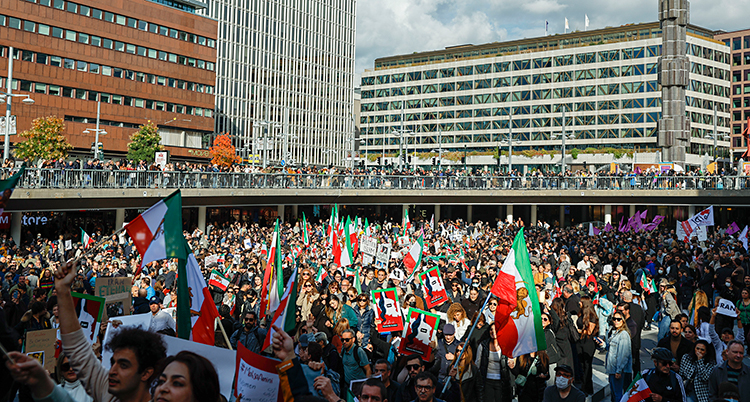 Hundratals, kanske tusentals människor, står på Sergels torg.