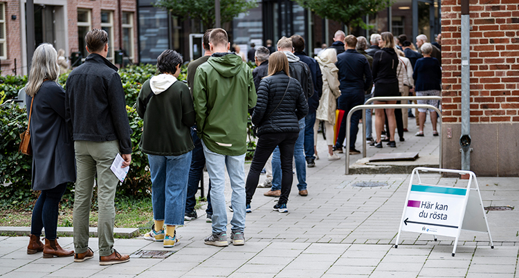Lång kö utanför en vallokal.