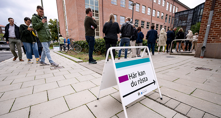 Lång kö utanför en vallokal.