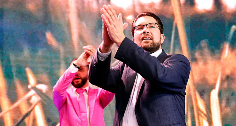 Åkesson klappar i händerna.