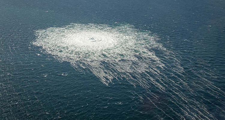 Havet med en stor vit fläck som bubblar.
