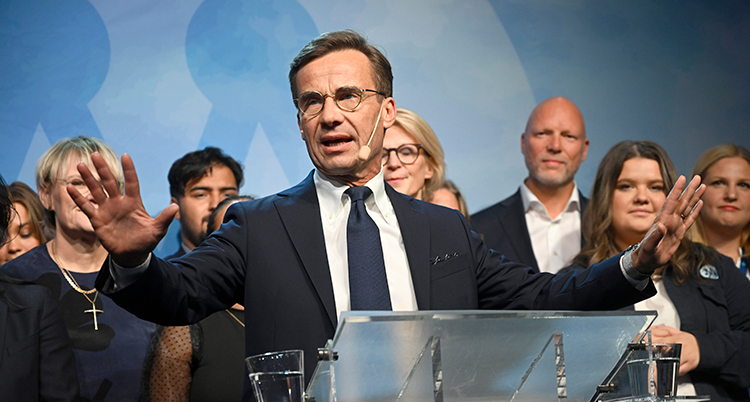 Kristersson håller tal.