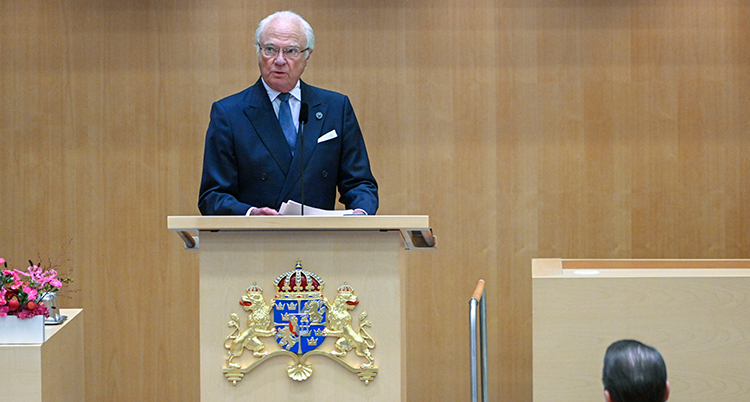 Kungen i talarstolen i riksdagen.
