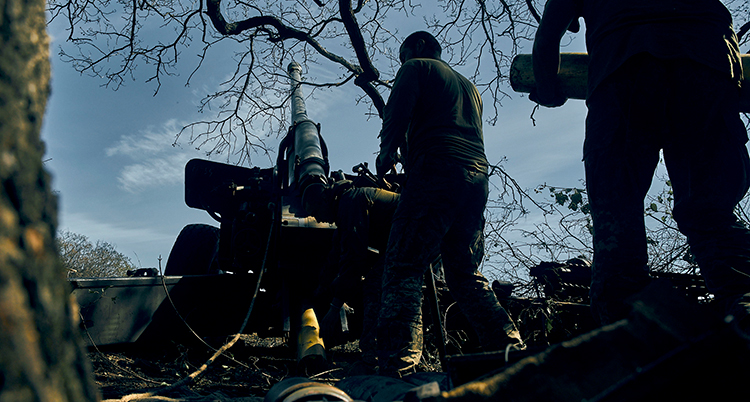 En man står vid ett ukrainskt vapen.