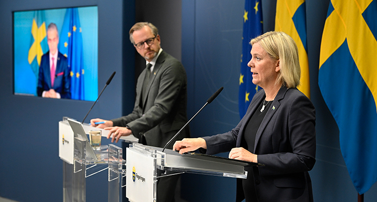 Hon står närmast i kameran. I bakgrunden syns två andra politiker.