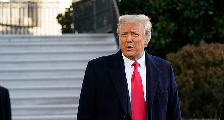 Trump i kostym och röd slips.