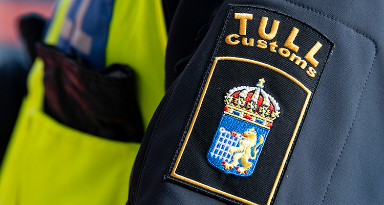 En uniform med Tullverkets märke på.