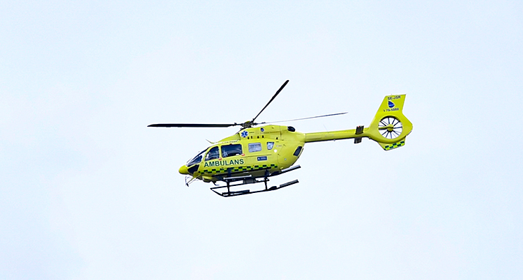 En ambulanshelikopter flyger i himlen.