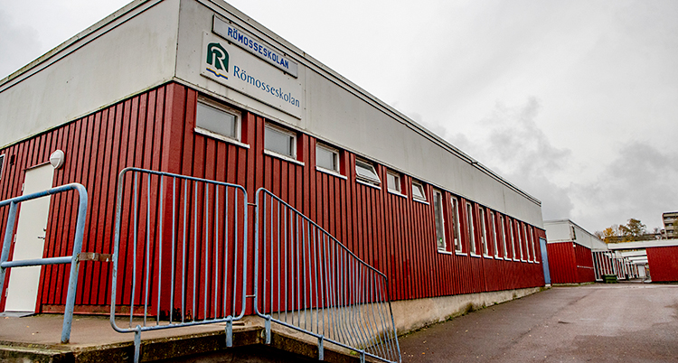 En röd skola.