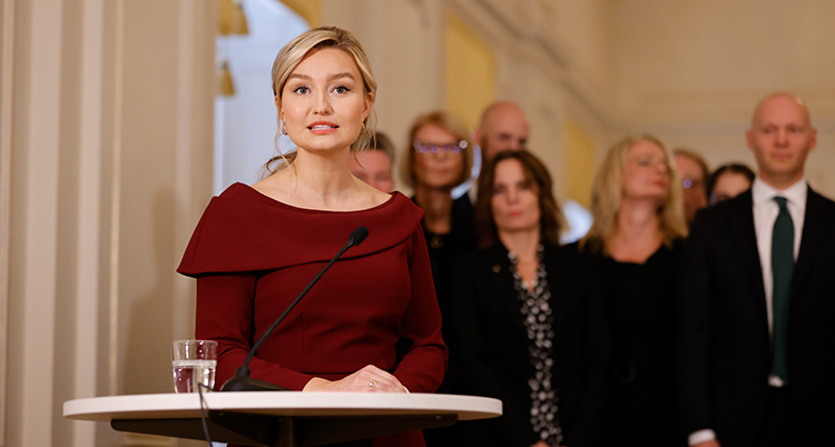 En kvinna i röd klänning.