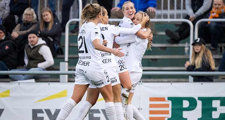 Glada kvinnliga fotbollsspelare.