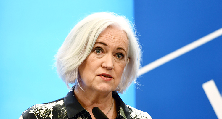 Acko Ankarberg Johansson talar med pressen.