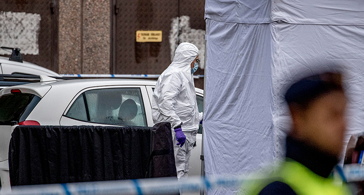 poliser har spärrat av för att undersöka brottet.