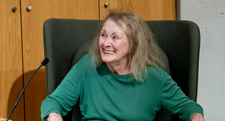 Annie Ernaux i en fåtölj.