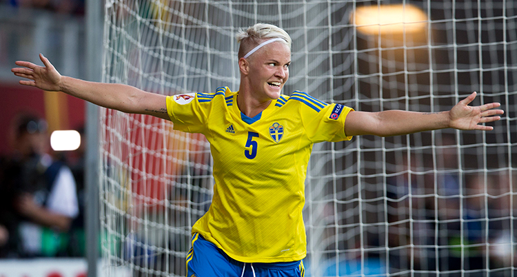 Fischer har gjort mål och sträcker ut armarna.