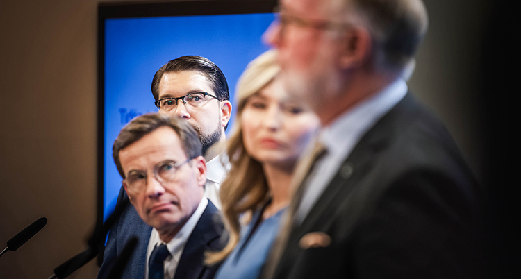 Partiernas ledare står på rad. De tittar på den som pratar.
