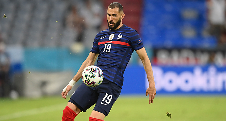 Benzema har bollen i en match i fotboll.